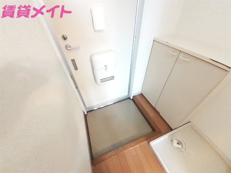 玄関　写真は他のお部屋の写真を代用しております。
