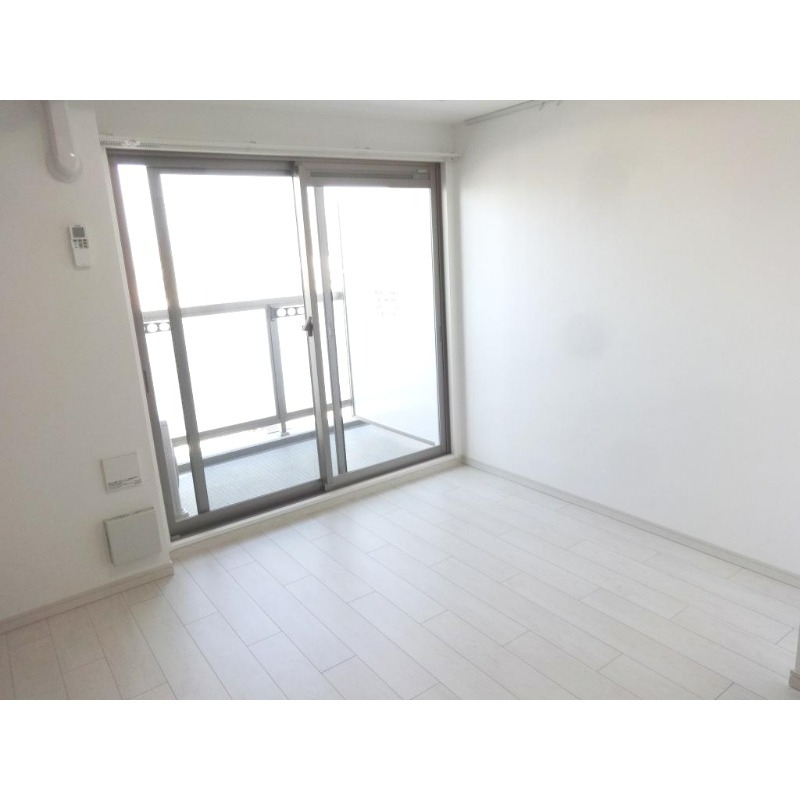 居室・リビング　窓からの光がいい感じです。