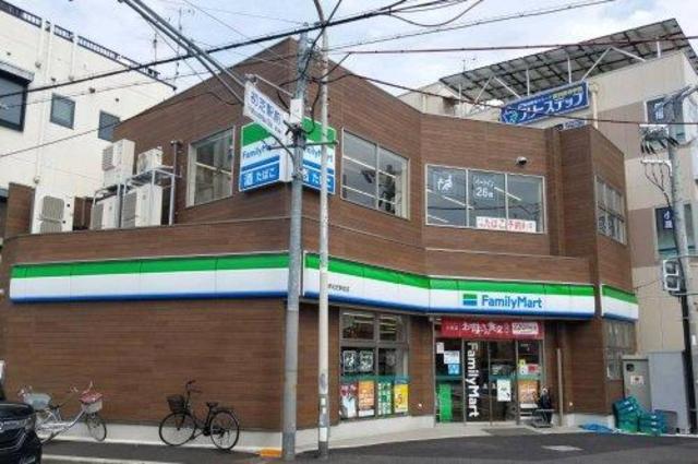 コンビニ　ファミリーマート堺初芝駅前店（コンビニ）まで388m