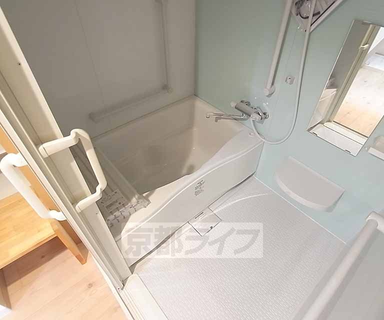 バス・シャワールーム　ゆったりとしたバスルーム。