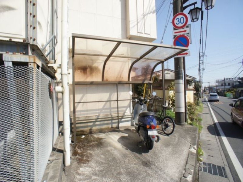 その他共有部分　屋根付きの駐輪場があります♪