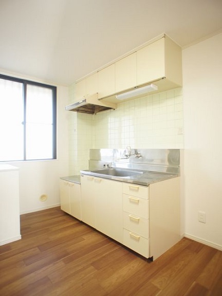 キッチン　便利な吊戸棚が付いています♪