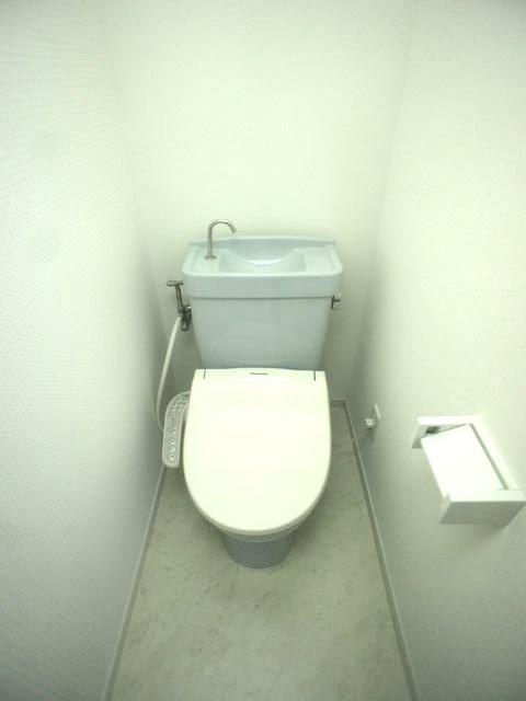 トイレ　温水洗浄暖房便座機能付きです♪