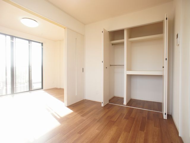 収納　充実収納付きの洋間です♪