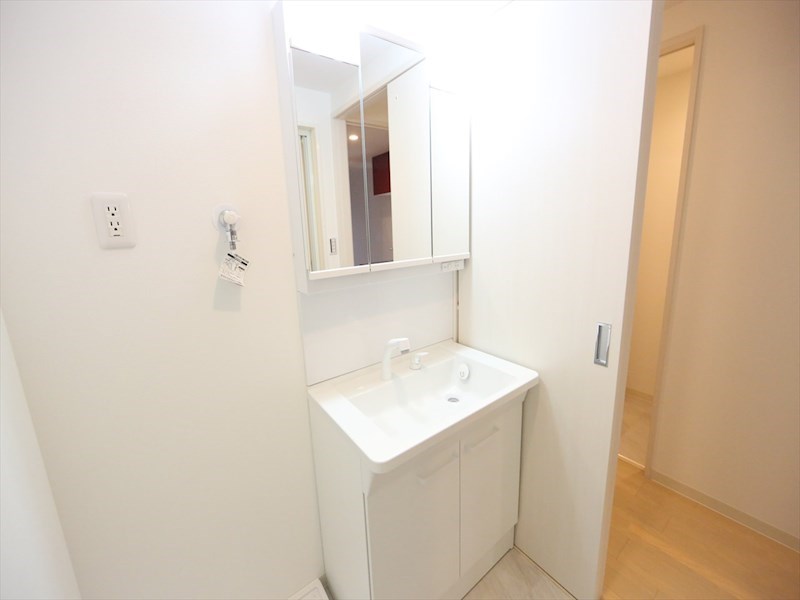 洗面設備　脱衣所　独立洗面台（シャンプードレッサー付）収納スペース有