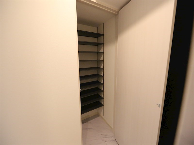 玄関　玄関　シューズクローク付（収納充実してます）