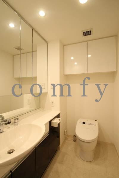 洗面設備　清潔感のあるパウダールーム