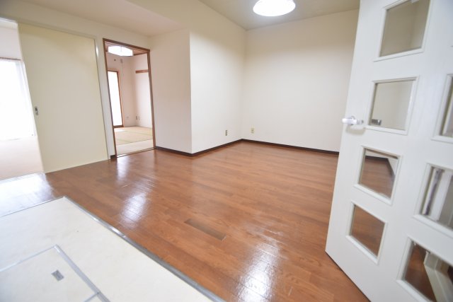 居室・リビング　室内フローリングです
