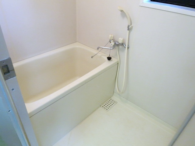 バス・シャワールーム　窓付き♪リラックスできるお風呂です☆