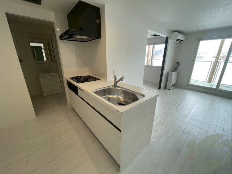 キッチン　対面キッチンになっているので料理しながらＴＶも見れますよ～。