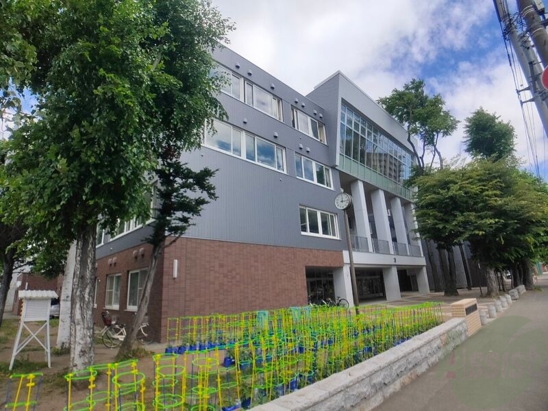 小学校　札幌市立桑園小学校（小学校）まで837m