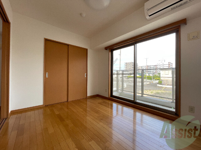 その他部屋・スペース　こちらはフローリングなので寝室にいいですね。