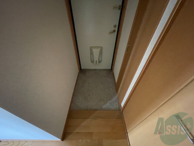 玄関　玄関を入ると正面がリビング、左に２つの洋室があります