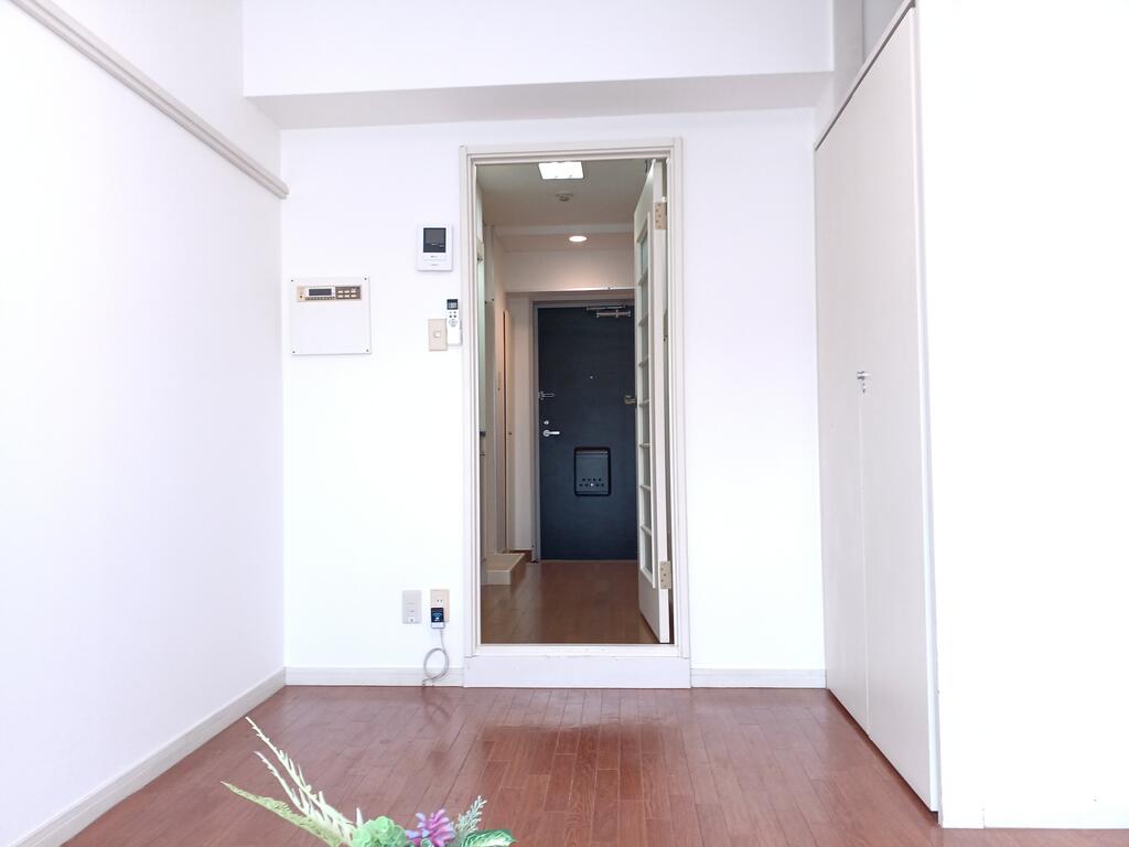 その他部屋・スペース　白を基調としたリビング