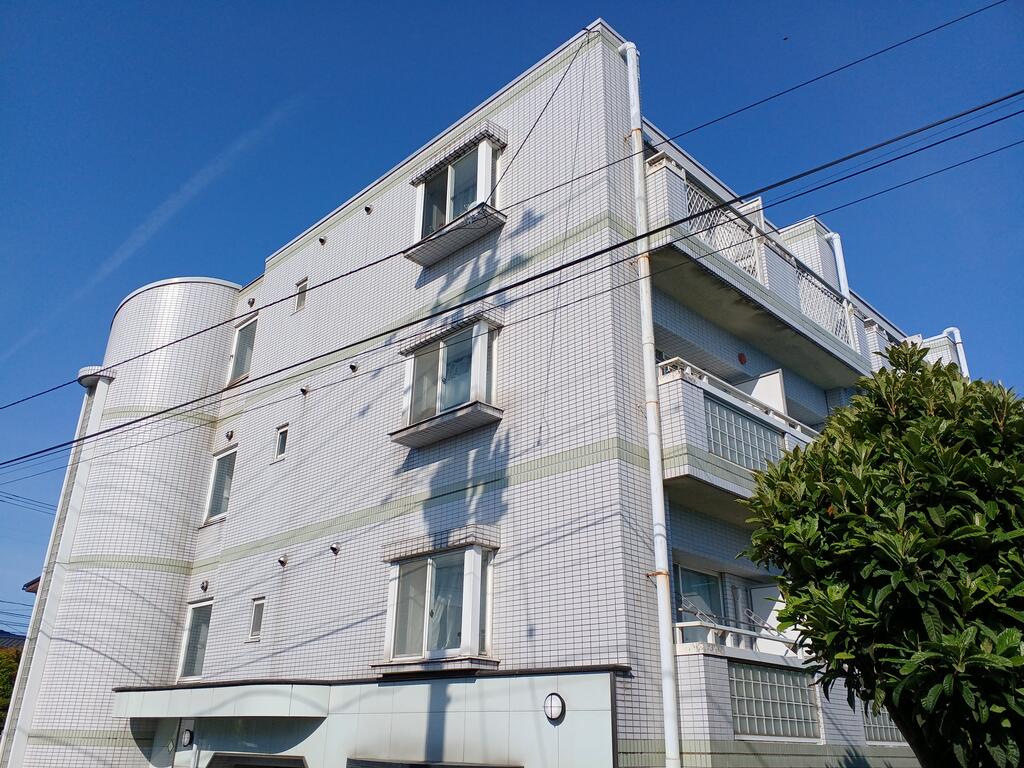 建物外観　1階が駐車場の4階建てRCマンション