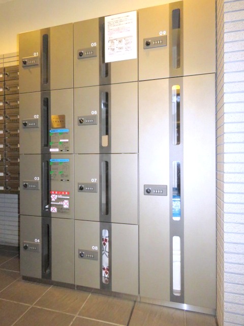 エントランス　便利な宅配ボックス付き！日中不在にしがちな方におすすめです！