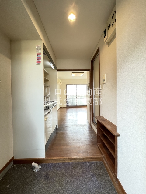 玄関　玄関には下駄箱があるのでスッキリとした空間を保てます