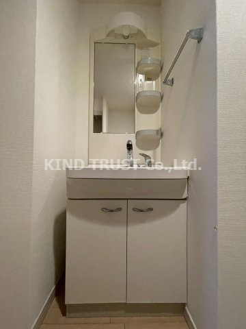 洗面設備　朝の支度にも助かる、独立の洗髪洗面化粧台