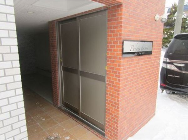 エントランス　敷地内に駐輪場があります♪