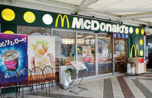 飲食店　マクドナルド 千里中央店（飲食店）まで886m