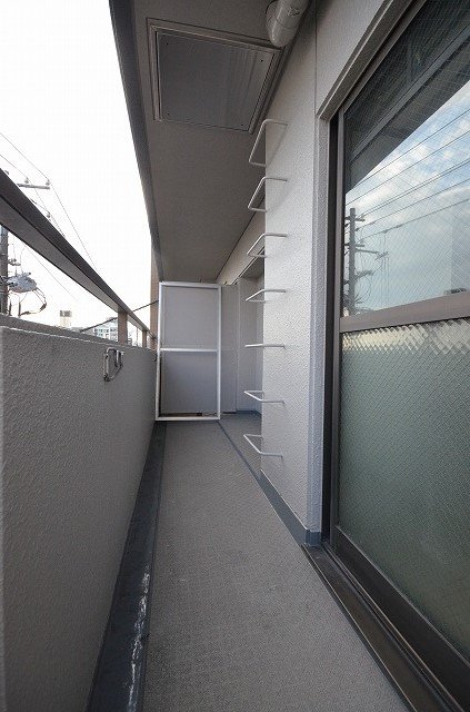 バルコニー　同物件、別号室のものです。