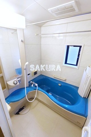 バス・シャワールーム　嬉しい追い焚き・浴室乾燥機付きです♪