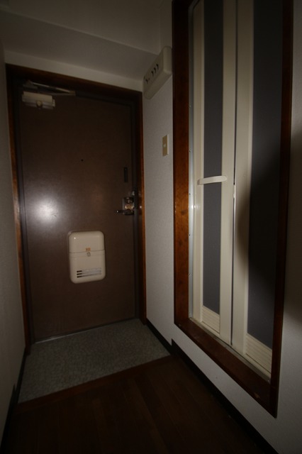 玄関　同物件、別号室のものです。