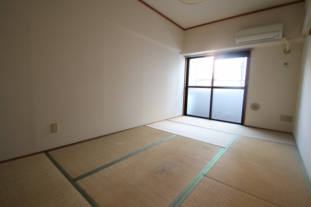 居室・リビング　同物件、別号室のものです。