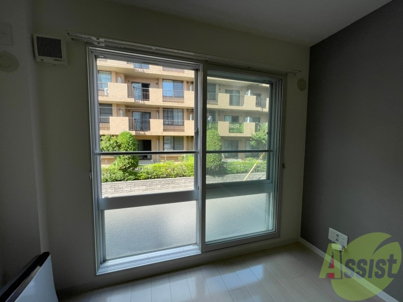 バルコニー　こちらは窓の写真です。大きくて暖かい日差しが入ります。