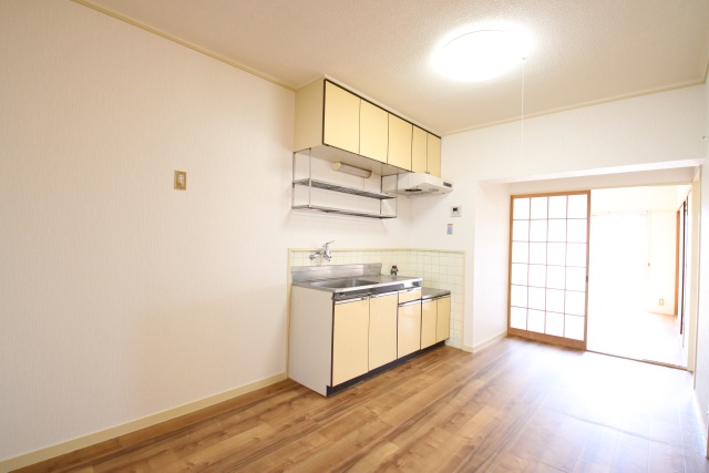 居室・リビング　※違う号室の参考写真です。キッチン・バスルームの色合いが違う