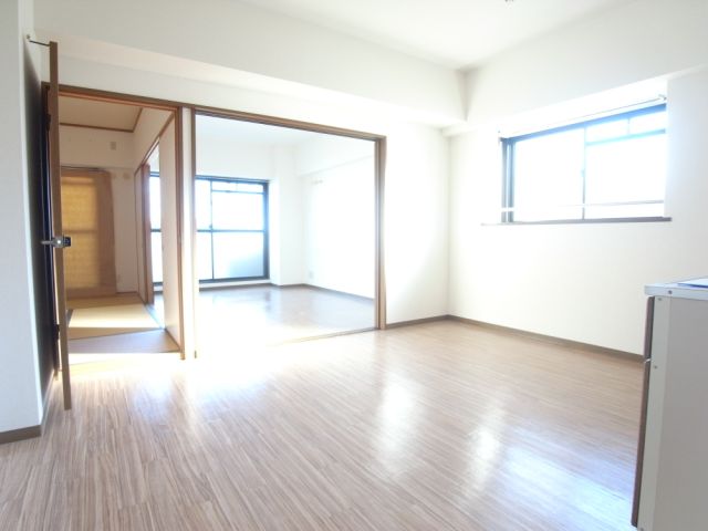 居室・リビング　南面からの日差しが明るいですね