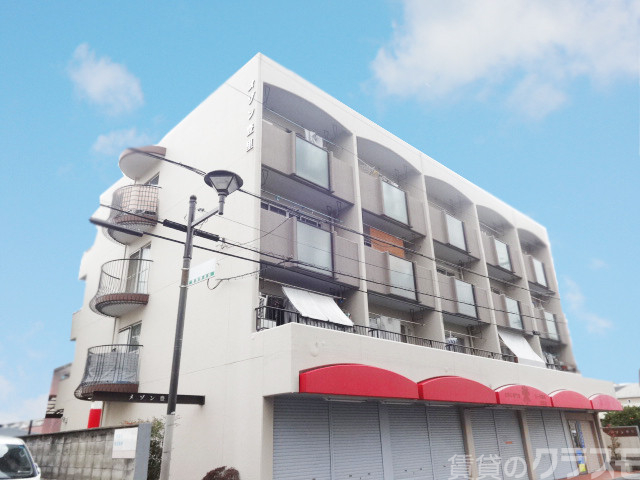 建物外観　玄関は防犯に優れたダブルロックキーを採用しています☆