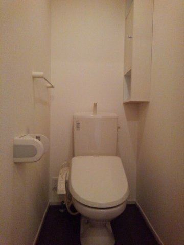 トイレ　落ち着いた色調のトイレです