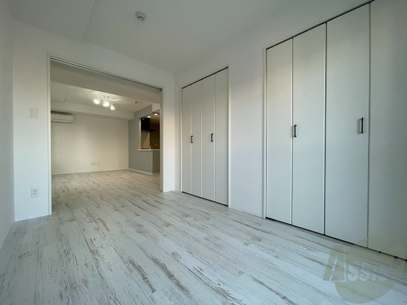 その他部屋・スペース　戸を閉めるとリビングと区切られた寝室にすることができますよ。