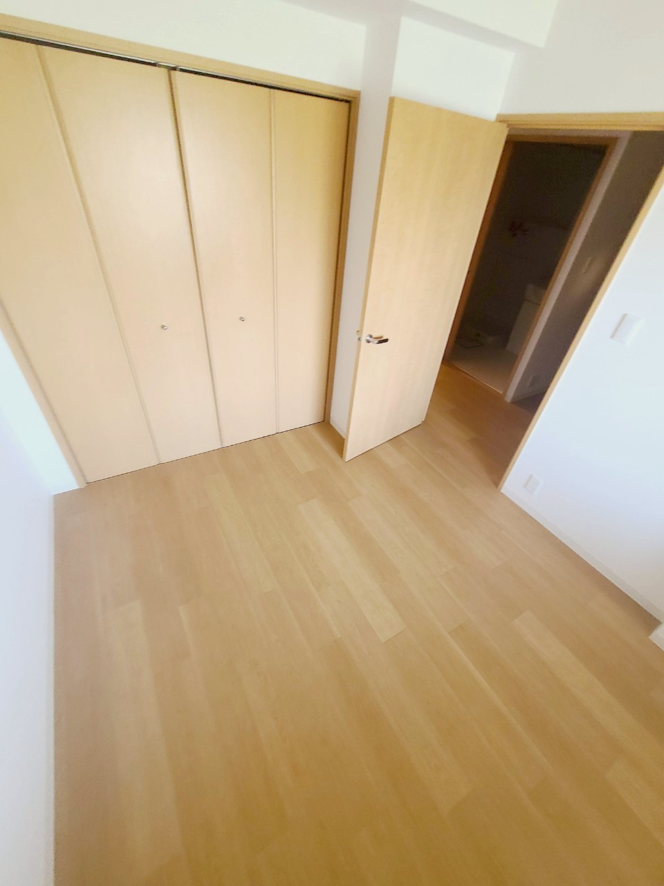 その他部屋・スペース　落ち着いた色調の寝室です