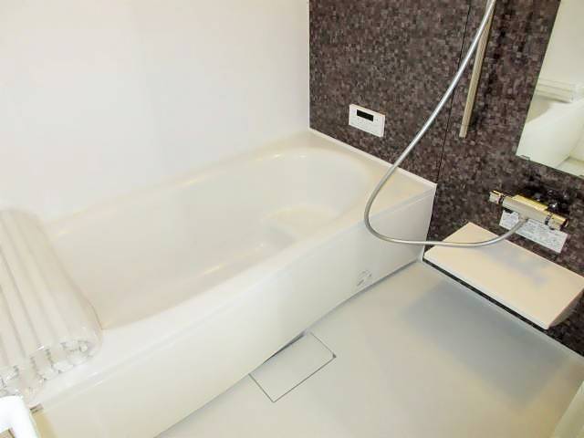 バス・シャワールーム　ミラー付きのバスルームです