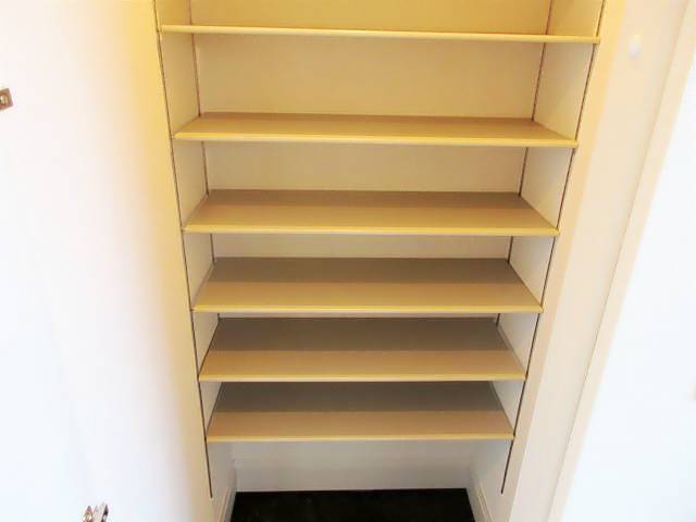 その他設備　玄関横の収納スペースです。