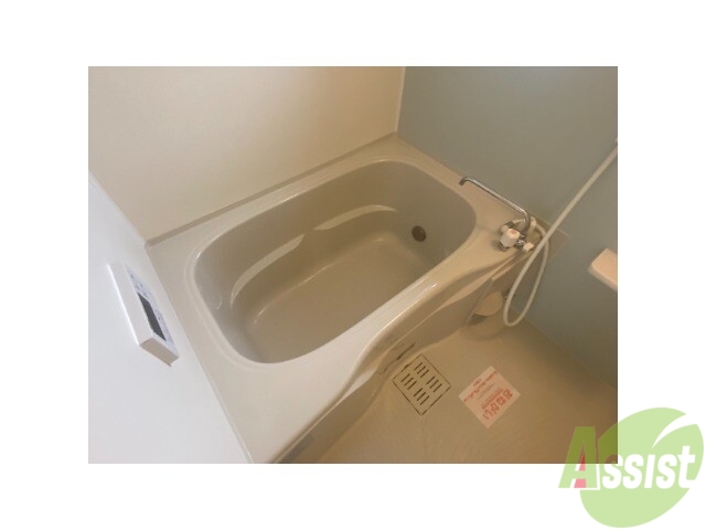 バス・シャワールーム　浴室は追焚機能、浴室乾燥機付きです。設備が充実していますね。