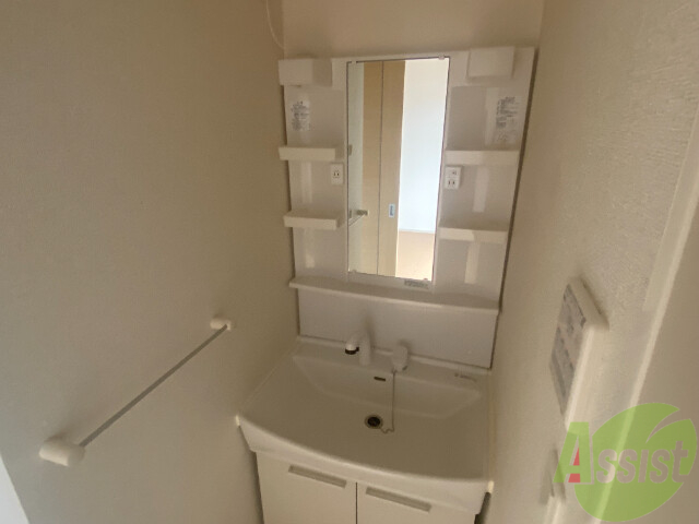 洗面設備　洗面台は独立洗面台です。毎日の身支度が楽しくなりますね。