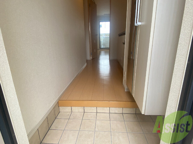 玄関　玄関から撮影しました。お部屋の明るさが伝わりますね。