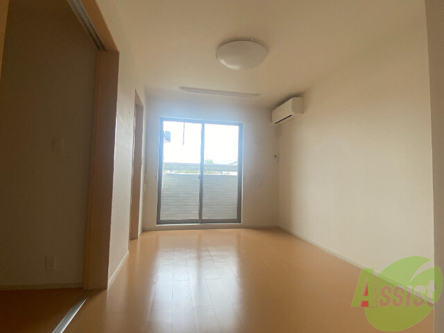 居室・リビング　リビングは７帖の洋室です。一人暮らしの方にピッタリですね。