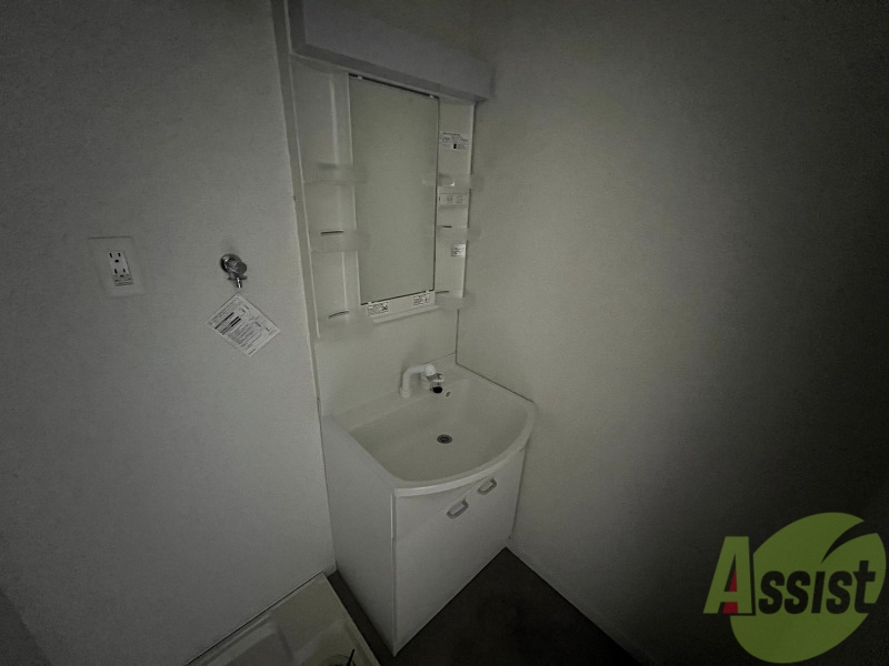 洗面設備　洗面化粧台も独立しており、洗面台の棚も利便性がありますね。