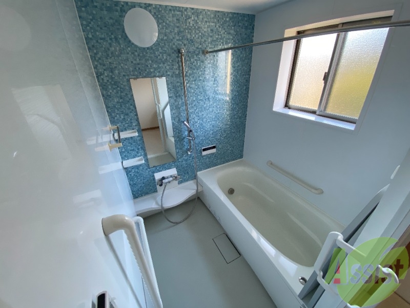 バス・シャワールーム　浴室は広めなのでゆったり落ち着けそうですね。