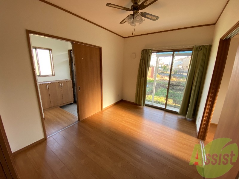 居室・リビング　８帖の洋室です。生活のメインとなる部屋ですね。