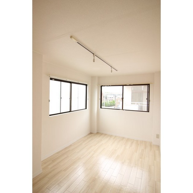 居室・リビング　窓が多くて明るいリビングです