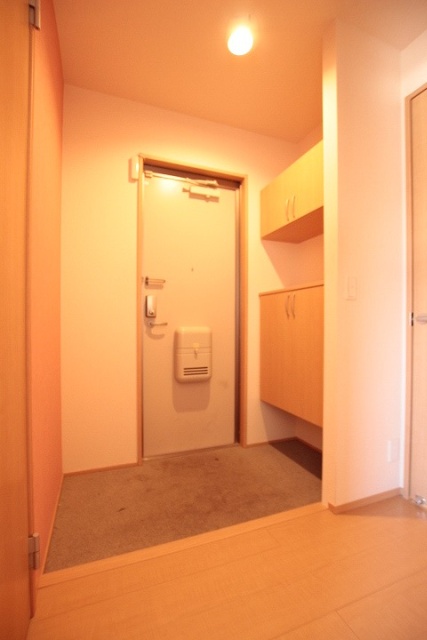 玄関　同物件別号室です。