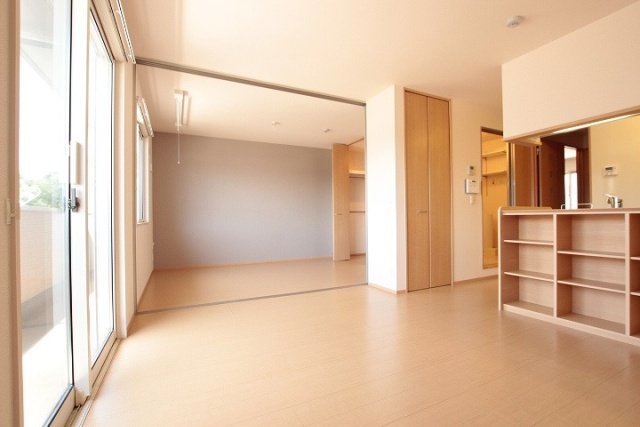 居室・リビング　同物件別号室です。