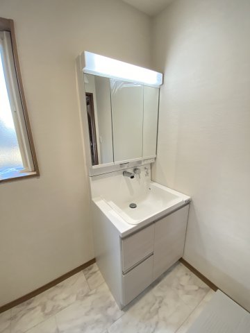 洗面設備　シャワー付き洗面台です