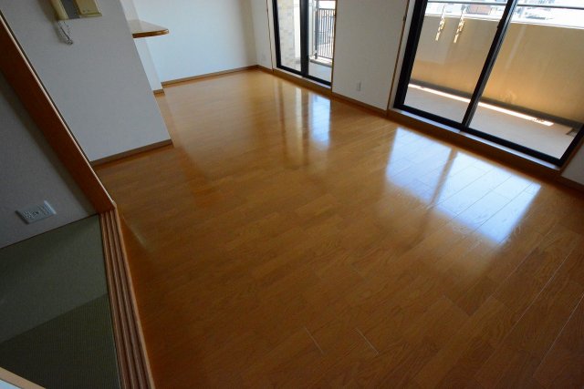 居室・リビング　床色が落ち着いた色合いで綺麗です♪