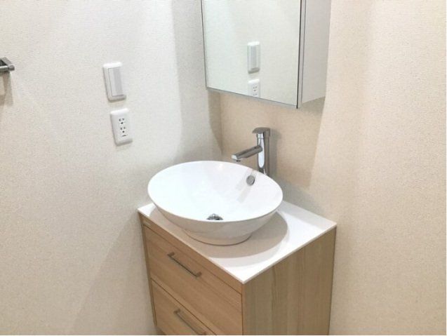 洗面設備　おしゃれなデザイン洗面台です。